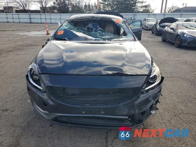 Piąte zdjęcie samochodu w środku: 2017 VOLVO S60 PLATINUM VIN:LYV402TM8HB129758 - miniatura