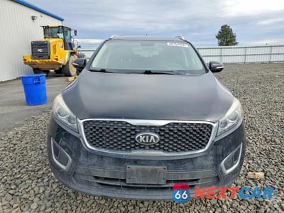 Piąte zdjęcie samochodu w środku: 2016 KIA SORENTO LX V6 VIN:5XYPGDA56GG131725 - miniatura