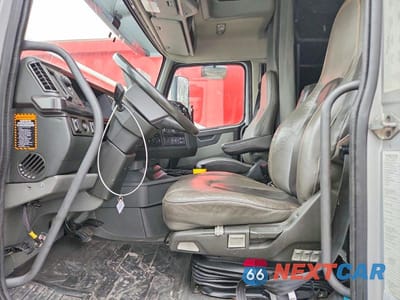 Piąte zdjęcie samochodu w środku: 2020 VOLVO VNL SEMI TRUCK VIN:4V4NC9EH3LN213522 - miniatura