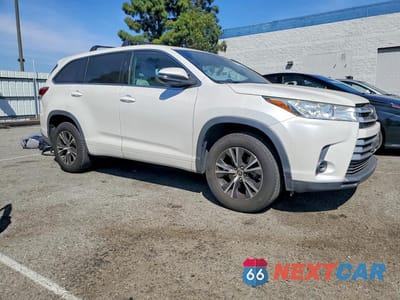 Czwarte zdjęcie samochodu z boku: 2018 TOYOTA HIGHLANDER LE VIN:5TDZARFH1JS034873 - miniatura
