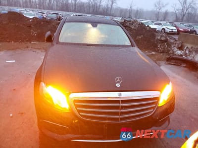 Piąte zdjęcie samochodu w środku: 2018 MERCEDES-BENZ E 300 4MATIC VIN:WDDZF4KB2JA298709 - miniatura