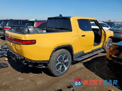 Trzecie zdjęcie samochodu z tyłu: 2023 RIVIAN R1T ADVENTURE VIN:7FCTGAAA6PN023991 - miniatura