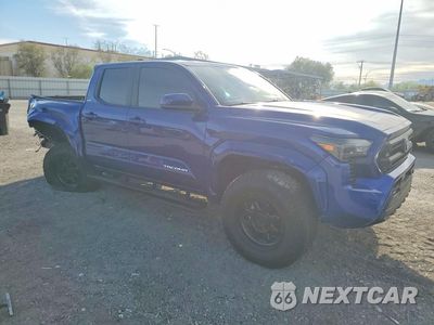 Czwarte zdjęcie samochodu z boku: 2025 TOYOTA TACOMA SR5 VIN:3TMLB5JN9SM162613 - miniatura