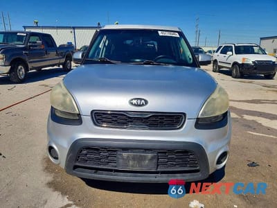 Piąte zdjęcie samochodu w środku: 2013 KIA SOUL + VIN:KNDJT2A6XD7503798 - miniatura