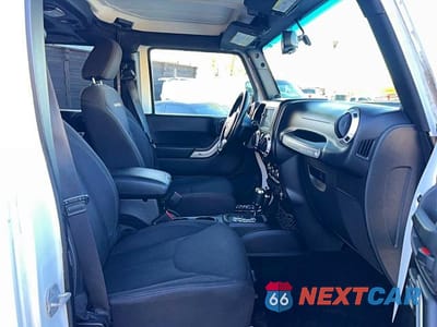 Piąte zdjęcie samochodu w środku: 2013 JEEP WRANGLER UNLIMITED SAHARA VIN:1C4BJWEG1DL677366 - miniatura