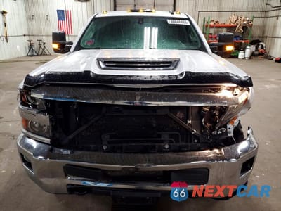 Piąte zdjęcie samochodu w środku: 2019 CHEVROLET SILVERADO K3500 LT VIN:1GC4KWCY5KF277582 - miniatura