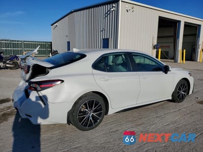Trzecie zdjęcie samochodu z tyłu: 2022 TOYOTA CAMRY HYBRID SE VIN:4T1S31AK3NU039263 - miniatura