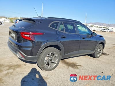 Trzecie zdjęcie samochodu z tyłu: 2025 CHEV TRAX 1LT VIN:KL77LHEP4SC036136 - miniatura