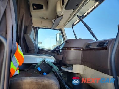 Piąte zdjęcie samochodu w środku: 2016 VOLVO VNL SEMI TRUCK VIN:4V4NC9EH4GN958138 - miniatura