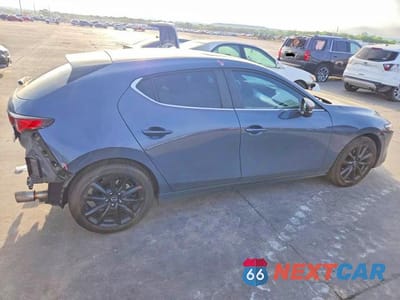 Trzecie zdjęcie samochodu z tyłu: 2022 MAZDA 3 PREFERRED VIN:JM1BPALLXN1518330 - miniatura