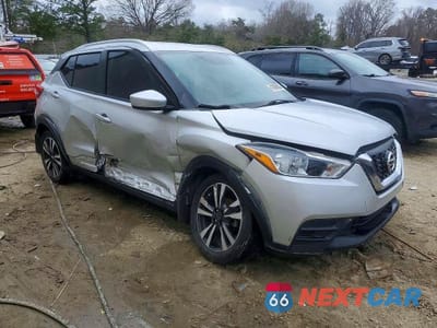 Czwarte zdjęcie samochodu z boku: 2018 NISSAN KICKS SV VIN:3N1CP5CU2JL520793 - miniatura