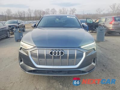 Piąte zdjęcie samochodu w środku: 2019 AUDI E-TRON PRESTIGE VIN:WA1VAAGE2KB005762 - miniatura
