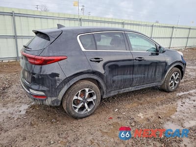 Trzecie zdjęcie samochodu z tyłu: 2021 KIA SPORTAGE LX VIN:KNDPMCAC7M7892581 - miniatura