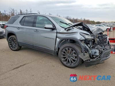 Czwarte zdjęcie samochodu z boku: 2023 CHEVROLET TRAVERSE RS VIN:1GNEVJKW4PJ196602 - miniatura