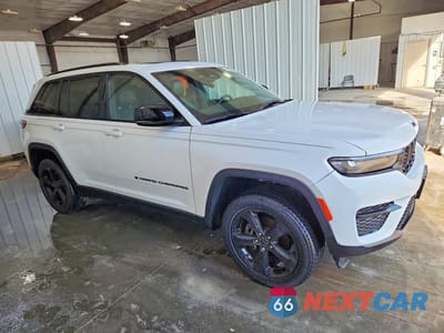 Czwarte zdjęcie samochodu z boku: 2023 JEEP GRAND CHEROKEE LAREDO VIN:1C4RJHAG5PC517771 - miniatura