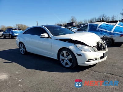 Czwarte zdjęcie samochodu z boku: 2013 MERCEDES-BENZ E 350 VIN:WDDKJ5KB2DF214496 - miniatura