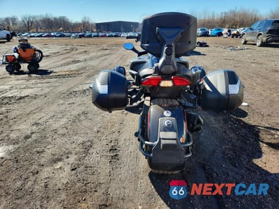 Czwarte zdjęcie samochodu z boku: 2021 CAN-AM SPYDER ROADSTER F3-S VIN:2BXRDDD45MV000093 - miniatura