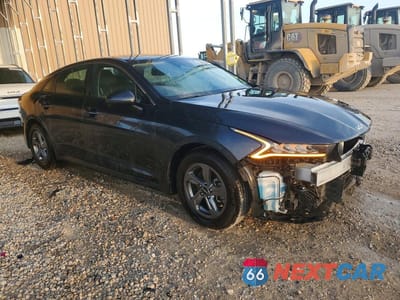 Czwarte zdjęcie samochodu z boku: 2023 KIA K5 LXS VIN:5XXG14J23PG221989 - miniatura