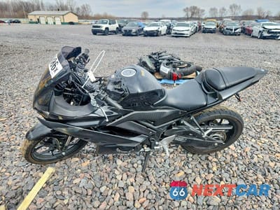 Trzecie zdjęcie samochodu z tyłu: 2022 YAMAHA YZFR3 A VIN:MH3RH18Y5NK008463 - miniatura