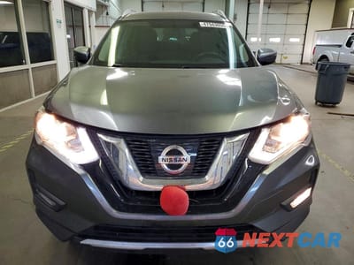 Piąte zdjęcie samochodu w środku: 2018 NISSAN ROGUE SV VIN:KNMAT2MV4JP532390 - miniatura