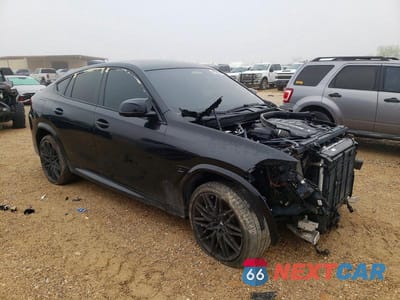 Czwarte zdjęcie samochodu z boku: 2021 BMW X6 M VIN:5YMCY0C09M9E09840 - miniatura