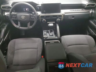 Zdjęcie 8 z 12 samochodu: 2025 TOYOTA TACOMA SR5 VIN:3TMLB5JN1SM161830 - miniatura