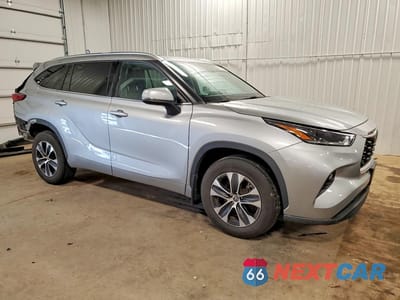 Czwarte zdjęcie samochodu z boku: 2021 TOYOTA HIGHLANDER XLE VIN:5TDGZRBH5MS094567 - miniatura