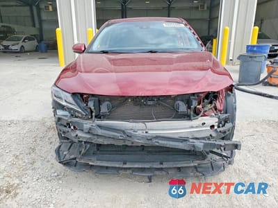 Piąte zdjęcie samochodu w środku: 2018 TOYOTA CAMRY HYBRID SE VIN:4T1B21HK9JU507032 - miniatura