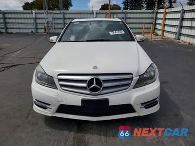 Piąte zdjęcie samochodu w środku: 2013 MERCEDES-BENZ C 250 VIN:WDDGF4HB7DR279254 - miniatura