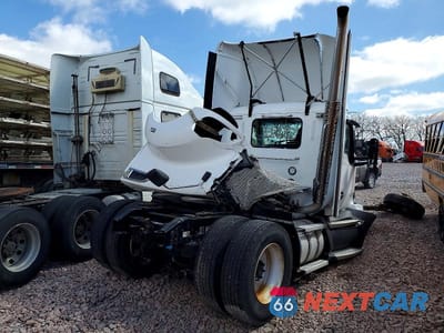 Czwarte zdjęcie samochodu z boku: 2021 KENWORTH T680 SEMI TRUCK VIN:1XKYA48X0MJ440801 - miniatura
