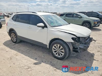 Czwarte zdjęcie samochodu z boku: 2018 VOLKSWAGEN TIGUAN S VIN:3VV1B7AX4JM122489 - miniatura
