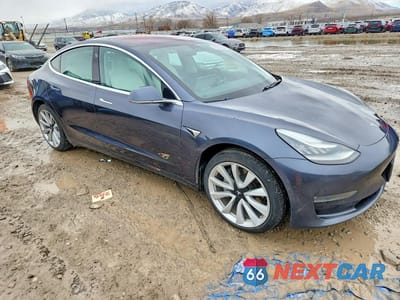 Czwarte zdjęcie samochodu z boku: 2018 TESLA MODEL 3 VIN:5YJ3E1EB2JF188263 - miniatura