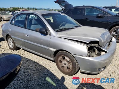 Czwarte zdjęcie samochodu z boku: 2003 KIA RIO BASE VIN:KNADC125936228228 - miniatura