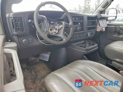 Zdjęcie 8 z 13 samochodu: 2024 CHEVROLET EXPRESS 2500 CARGO UTILITY / SERVICE VAN VIN:1GCWGAF78R1179279 - miniatura