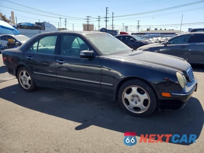Czwarte zdjęcie samochodu z boku: 2002 MERCEDES-BENZ E 430 VIN:WDBJF70J12B404953 - miniatura