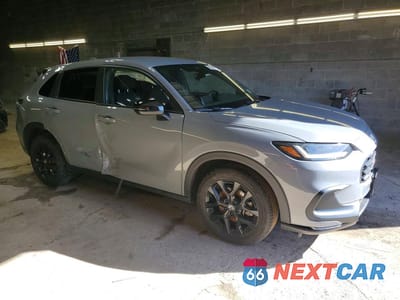 Czwarte zdjęcie samochodu z boku: 2024 HONDA HR-V SPORT VIN:3CZRZ2H51RM725801 - miniatura