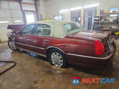 Drugie zdjęcie samochodu z przodu: 2004 LINCOLN TOWN CAR ULTIMATE VIN:1LNHM83W54Y662066 - miniatura