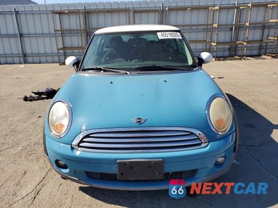 Piąte zdjęcie samochodu w środku: 2009 MINI COOPER VIN:WMWMF33579TU70382 - miniatura