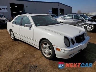 Czwarte zdjęcie samochodu z boku: 2001 MERCEDES-BENZ E 430 VIN:WDBJF70J31B386454 - miniatura