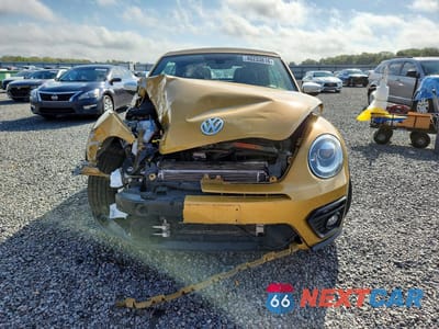 Piąte zdjęcie samochodu w środku: 2017 VOLKSWAGEN BEETLE DUNE VIN:3VWT17AT7HM808797 - miniatura