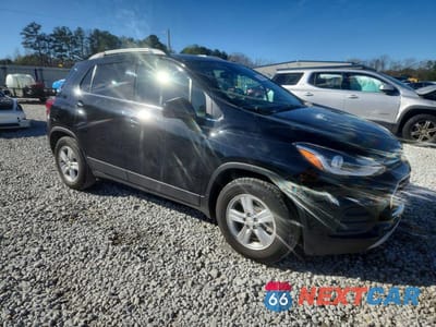 Czwarte zdjęcie samochodu z boku: 2020 CHEVROLET TRAX 1LT VIN:KL7CJLSB6LB060431 - miniatura