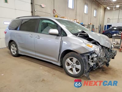 Czwarte zdjęcie samochodu z boku: 2019 TOYOTA SIENNA LE 8-PASSENGER VIN:5TDKZ3DC6KS983898 - miniatura
