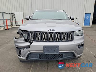 Piąte zdjęcie samochodu w środku: 2018 JEEP GRAND CHEROKEE LAREDO VIN:1C4RJFAG1JC449030 - miniatura