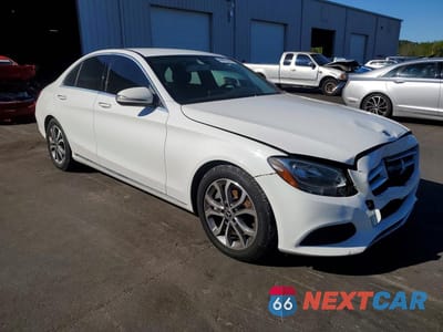Czwarte zdjęcie samochodu z boku: 2017 MERCEDES-BENZ C 300 VIN:55SWF4JB0HU224946 - miniatura