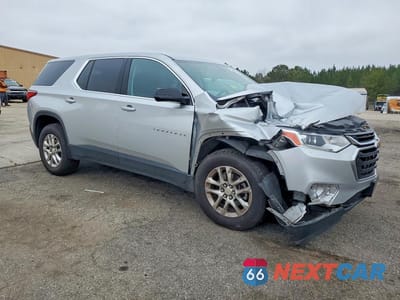 Czwarte zdjęcie samochodu z boku: 2020 CHEVROLET TRAVERSE LS VIN:1GNERFKW5LJ276132 - miniatura