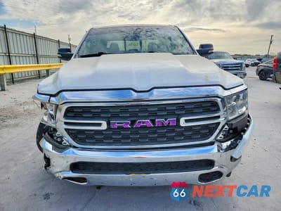 Piąte zdjęcie samochodu w środku: 2022 RAM 1500 BIG HORN VIN:1C6RREFG0NN383017 - miniatura