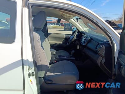 Piąte zdjęcie samochodu w środku: 2018 TOYOTA TACOMA SR VIN:5TFRX5GN3JX106548 - miniatura