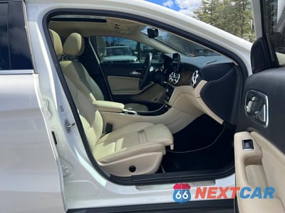 Piąte zdjęcie samochodu w środku: 2019 MERCEDES-BENZ GLA 250 VIN:WDCTG4EB8KJ587551 - miniatura