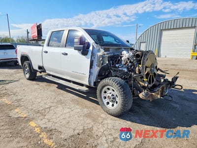 Czwarte zdjęcie samochodu z boku: 2023 GMC SIERRA K2500 HEAVY DUTY VIN:1GT49LEY1PF262060 - miniatura