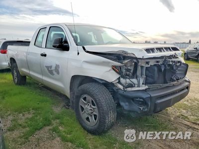 Czwarte zdjęcie samochodu z boku: 2018 TOYOTA TUNDRA SR VIN:5TFTY5F12JX010363 - miniatura